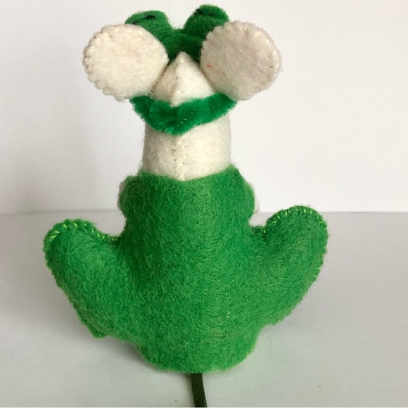 Spring Peeper Green Frog dressed Felt mouse holding a baby  tadpole pollywog - Picture 5 of 13
